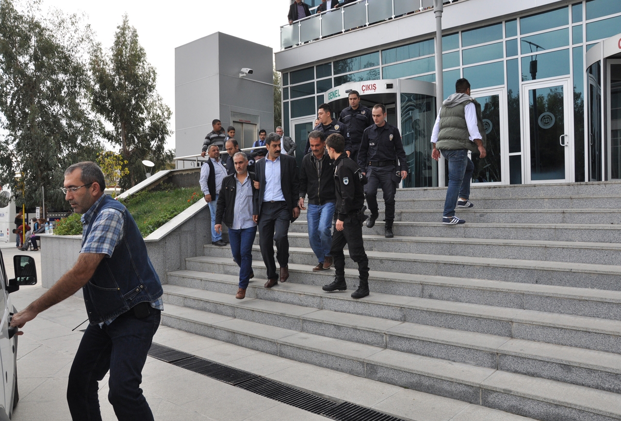 Tarsus'taki adliye önü cinayetine 2 tutuklama Tarsus'taki adliye önü cinayetine 2 tutuklama